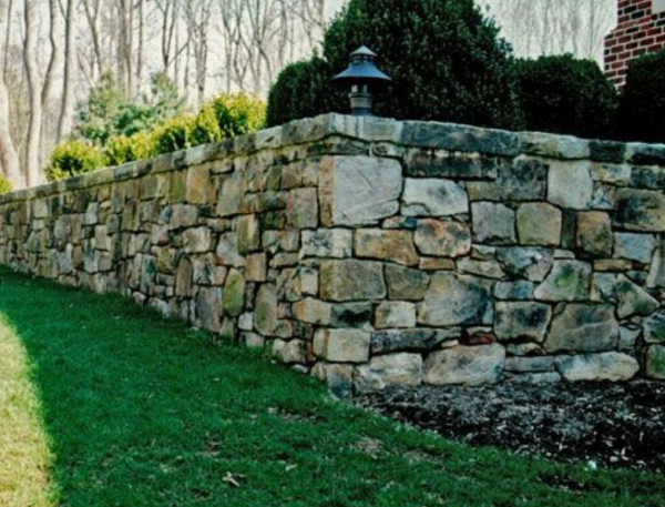 Pagar beton dengan aksen batu alam ala klasik